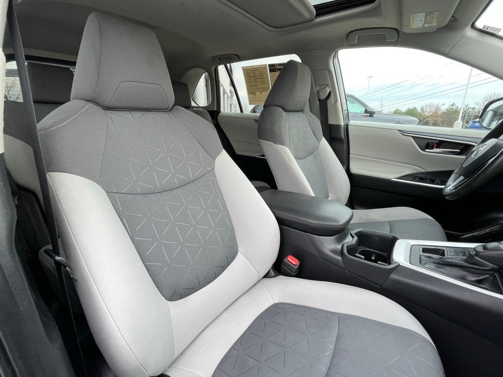 2022 Toyota RAV4 XLE - MOONROOF / RADAR CRUISE