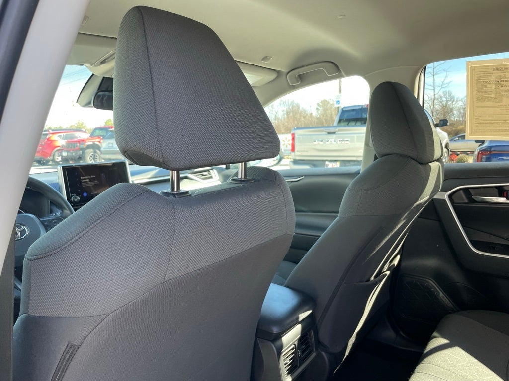 2024 Toyota RAV4 XLE - WIRELESS CARPLAY / BLIND SPOT MONITOR