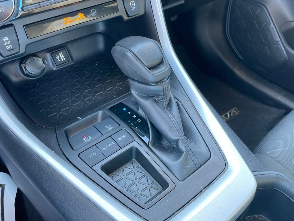 2024 Toyota RAV4 XLE - BLIND SPOT MONITOR / 7 INCH DISPLAY