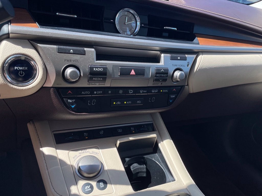 2016 Lexus ES 300h - Photo 21