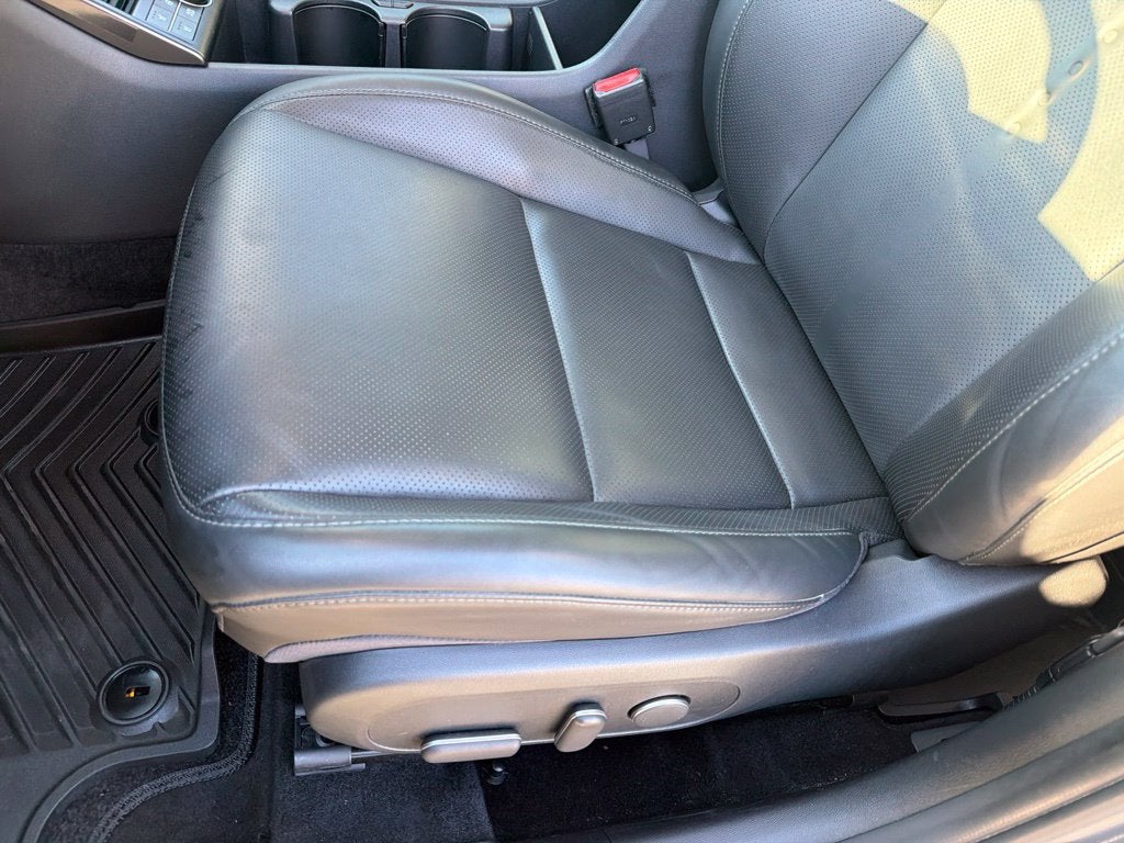 2024 Hyundai KONA Limited Moonroof, Leather, One Owner, Clean Carfax