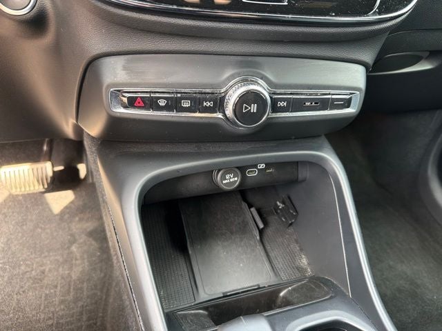 2024 Volvo XC40 B5 Core
