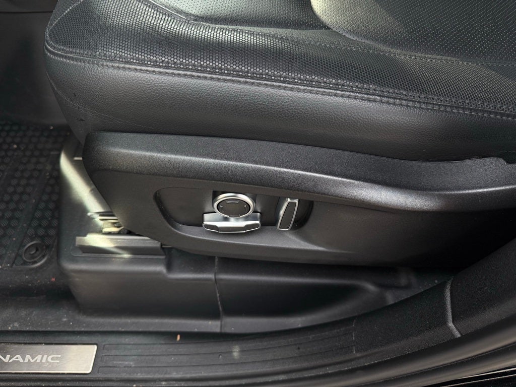 2024 Land Rover Defender 130 X-Dynamic SE