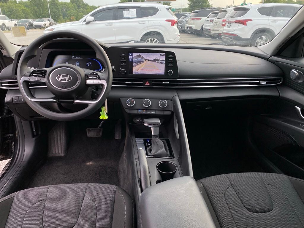 2025 Hyundai ELANTRA SE