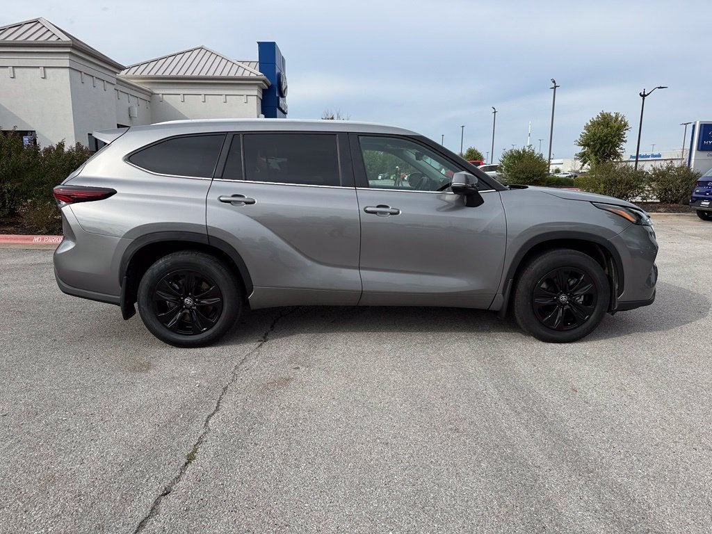 2025 Toyota Highlander XLE - AWD / SUNROOF / CLEAN CARFAX
