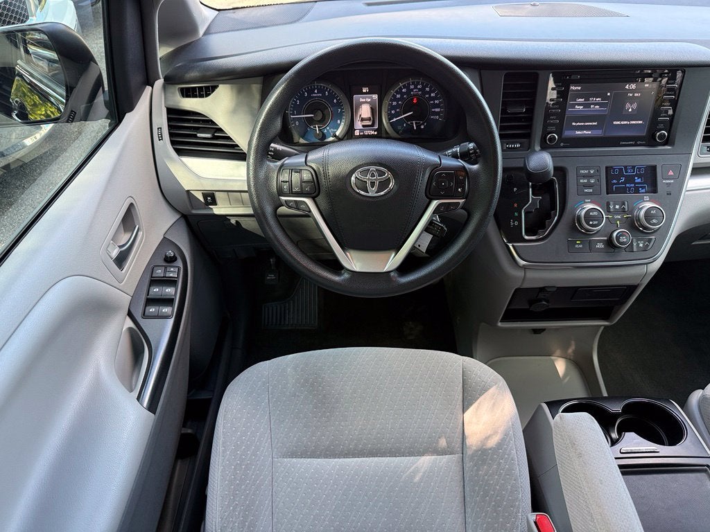 2018 Toyota Sienna LE 8 Passenger - CLEAN CARFAX