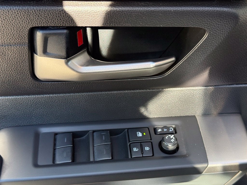 2025 Toyota Sequoia SR5 - 4WD / SUNROOF / CLEAN CARFAX