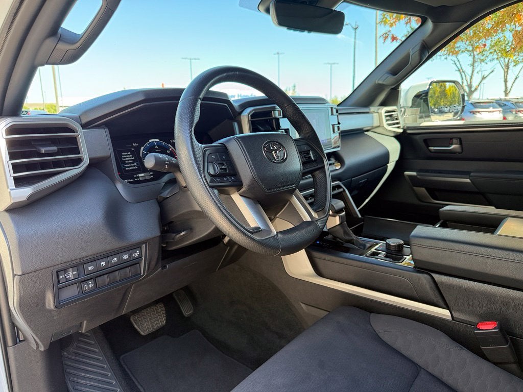 2025 Toyota Sequoia SR5 - 4WD / SUNROOF / CLEAN CARFAX