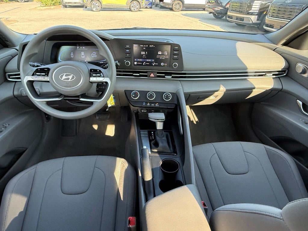 2025 Hyundai ELANTRA SE