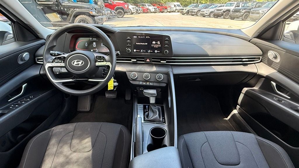 2025 Hyundai ELANTRA SE