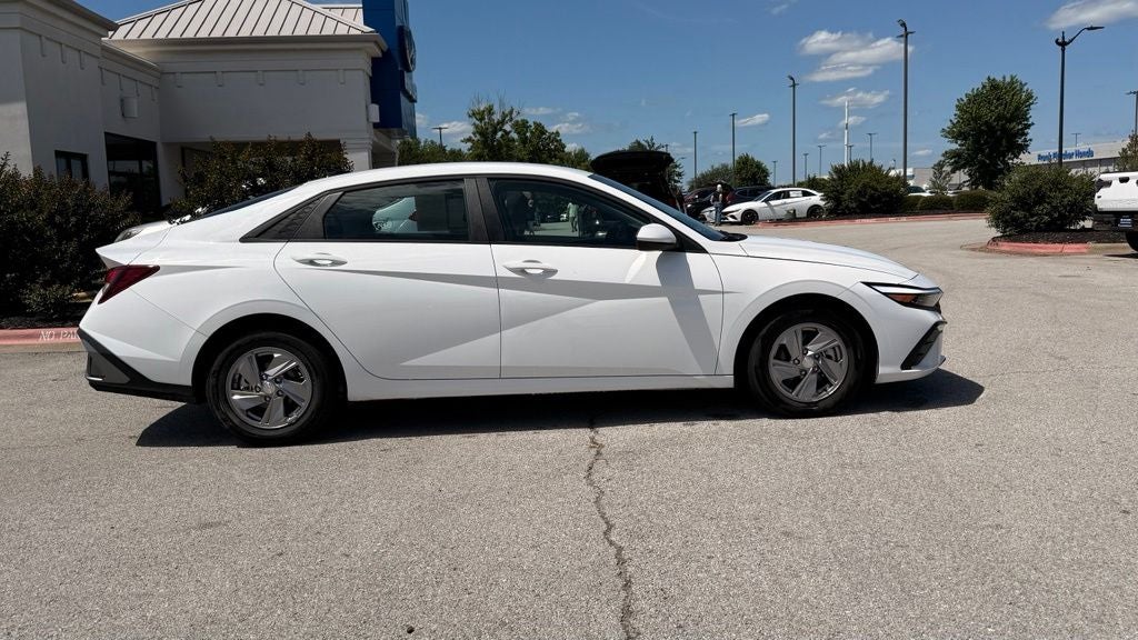 2025 Hyundai ELANTRA SE