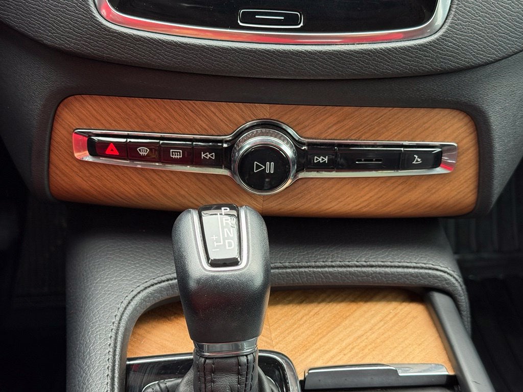 2022 Volvo XC90 T6 Momentum - AWD / PANORAMIC SUNROOF / ONE OWNER