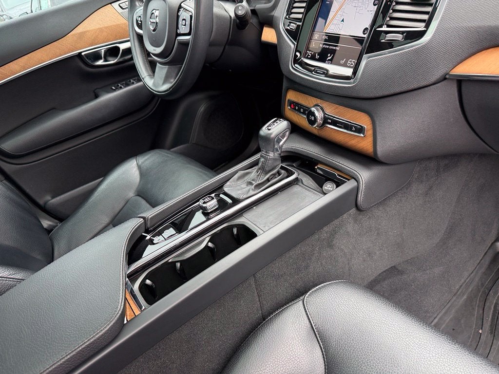 2022 Volvo XC90 T6 Momentum - AWD / PANORAMIC SUNROOF / ONE OWNER