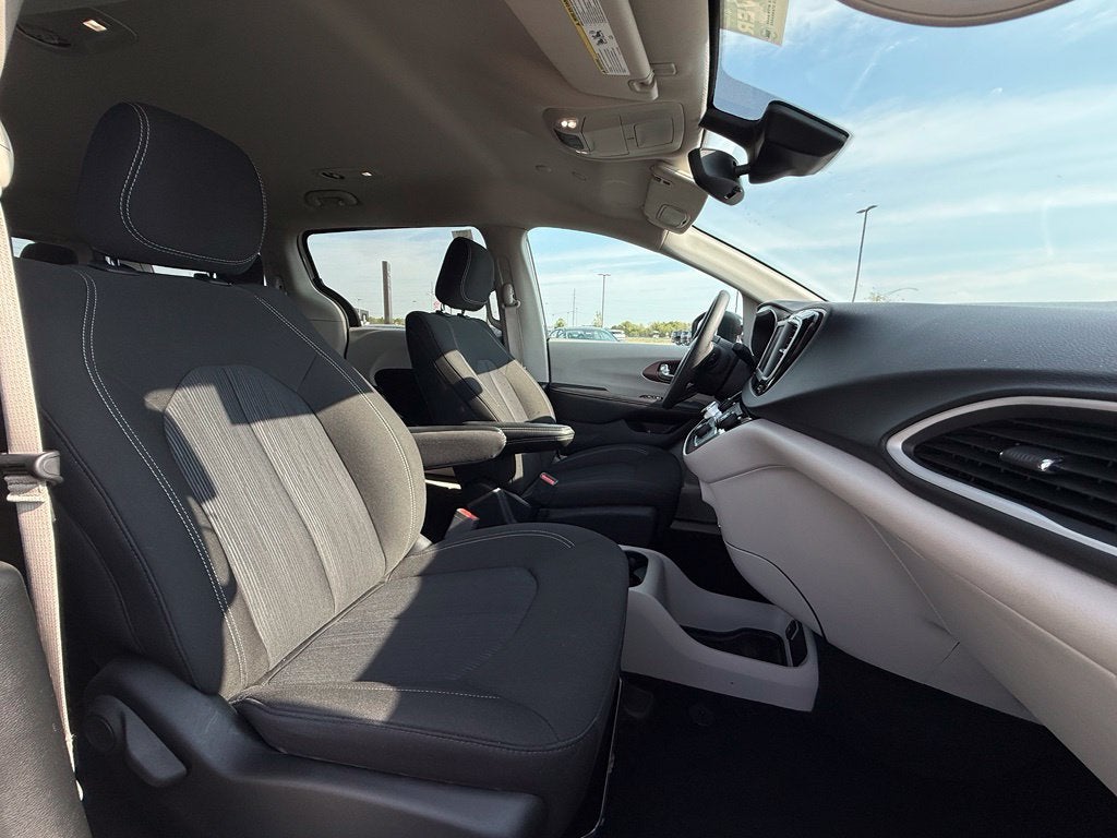 2024 Chrysler Voyager LX