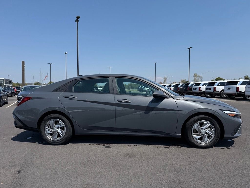 2024 Hyundai ELANTRA SE