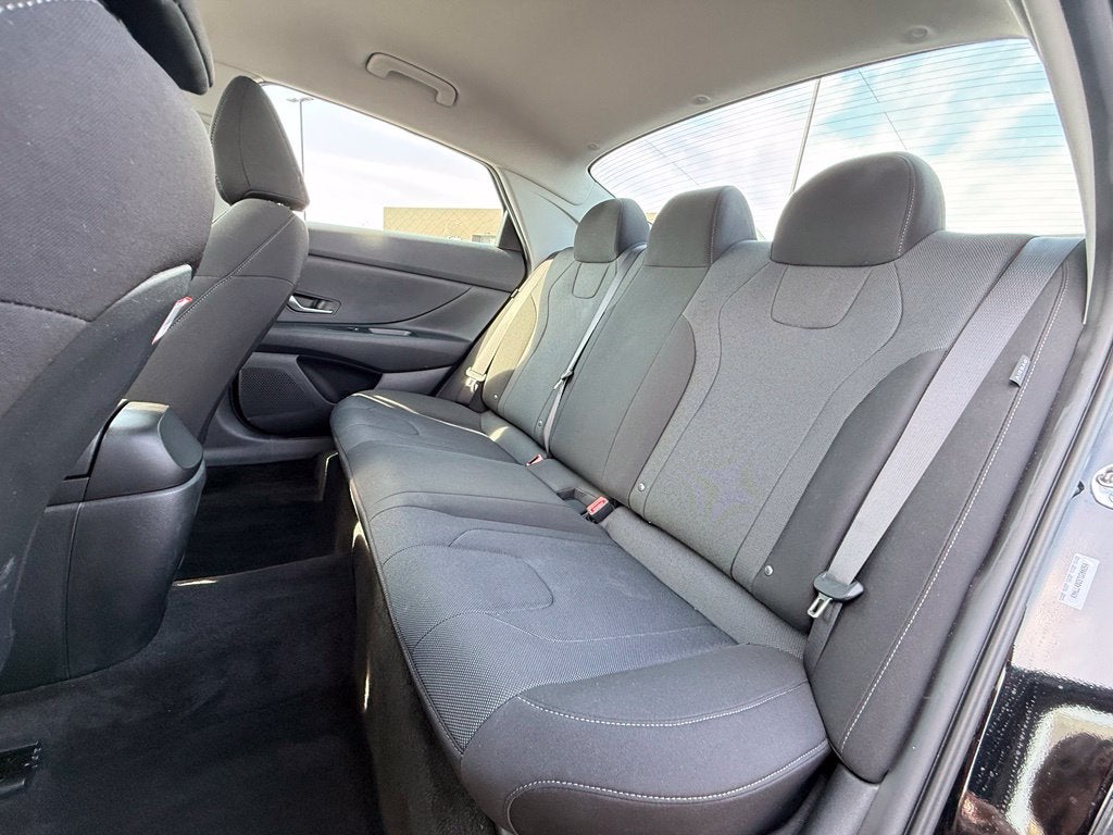 2025 Hyundai ELANTRA SE