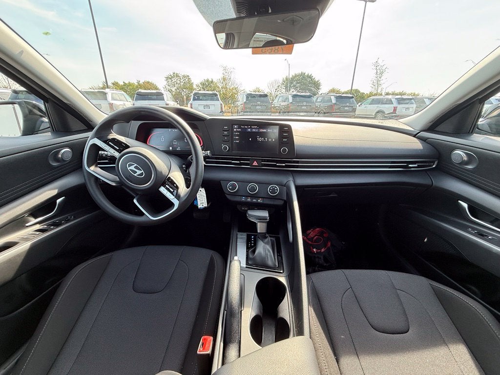 2025 Hyundai ELANTRA SE