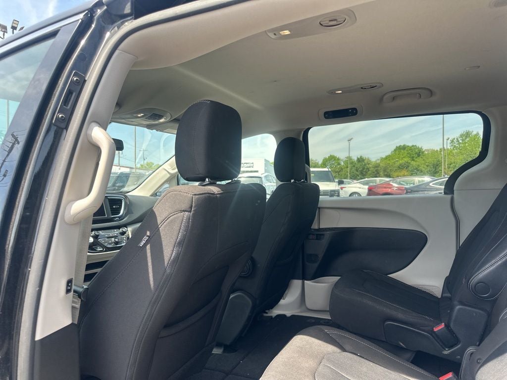 2022 Chrysler Voyager LX