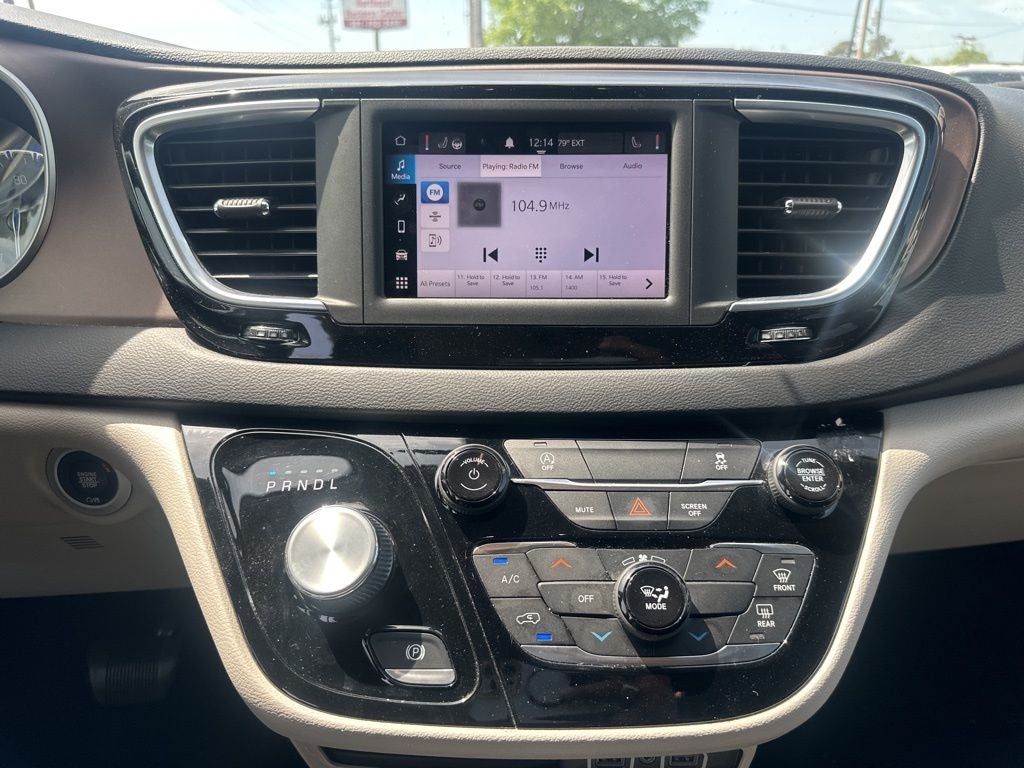 2022 Chrysler Voyager LX