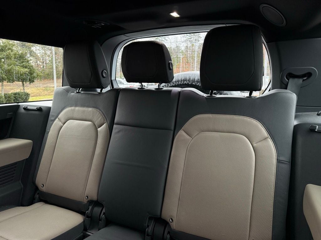 2023 Land Rover Defender 130 X-Dynamic SE