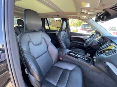 2022 Volvo XC90 T5 Momentum
