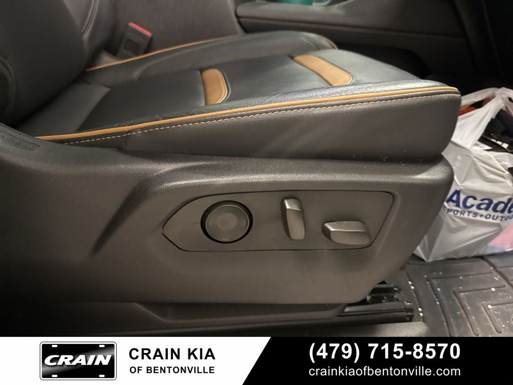 2024 GMC Yukon AT4 - 4WD / PANORAMIC SUNROOF / CLEAN CARFAX