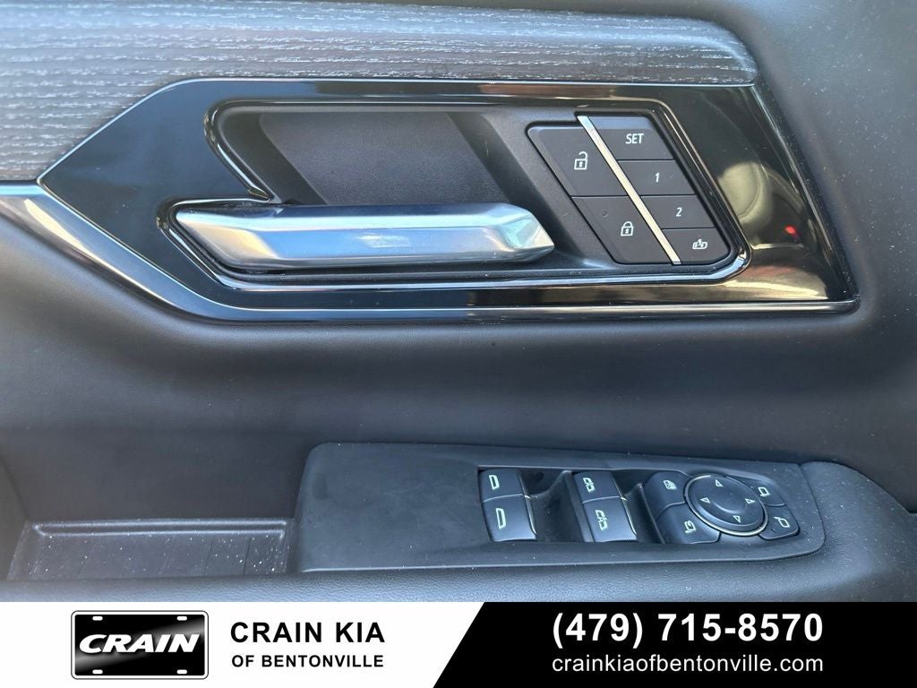 2025 GMC Yukon AT4 Ultimate - 4WD / PANORAMIC SUNROOF / ONE OWNER