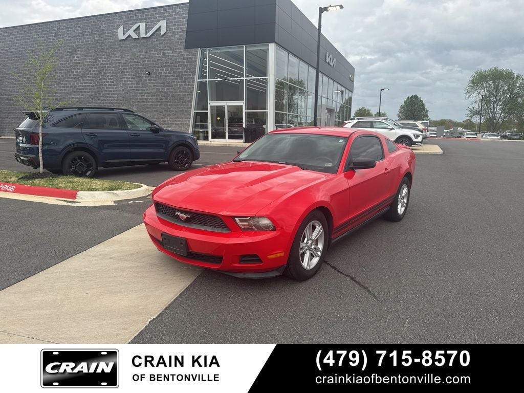 2011 Ford Mustang V6 - CLEAN CARFAX
