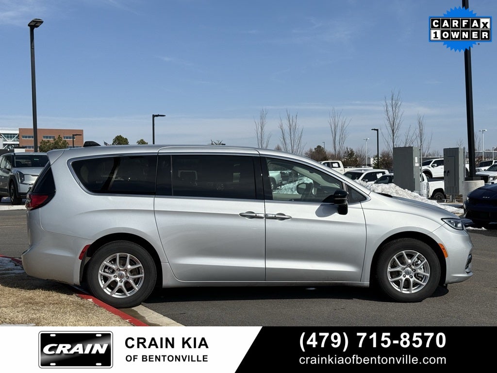 2024 Chrysler Pacifica Touring L - CLEAN CARFAX / ONE OWNER
