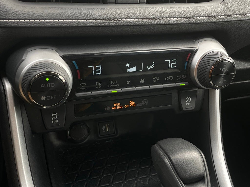 2024 Toyota RAV4 XLE - CLEAN CARFAX / ONE OWNER