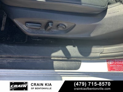 2020 Toyota Camry SE - CLEAN CARFAX / ONE OWNER