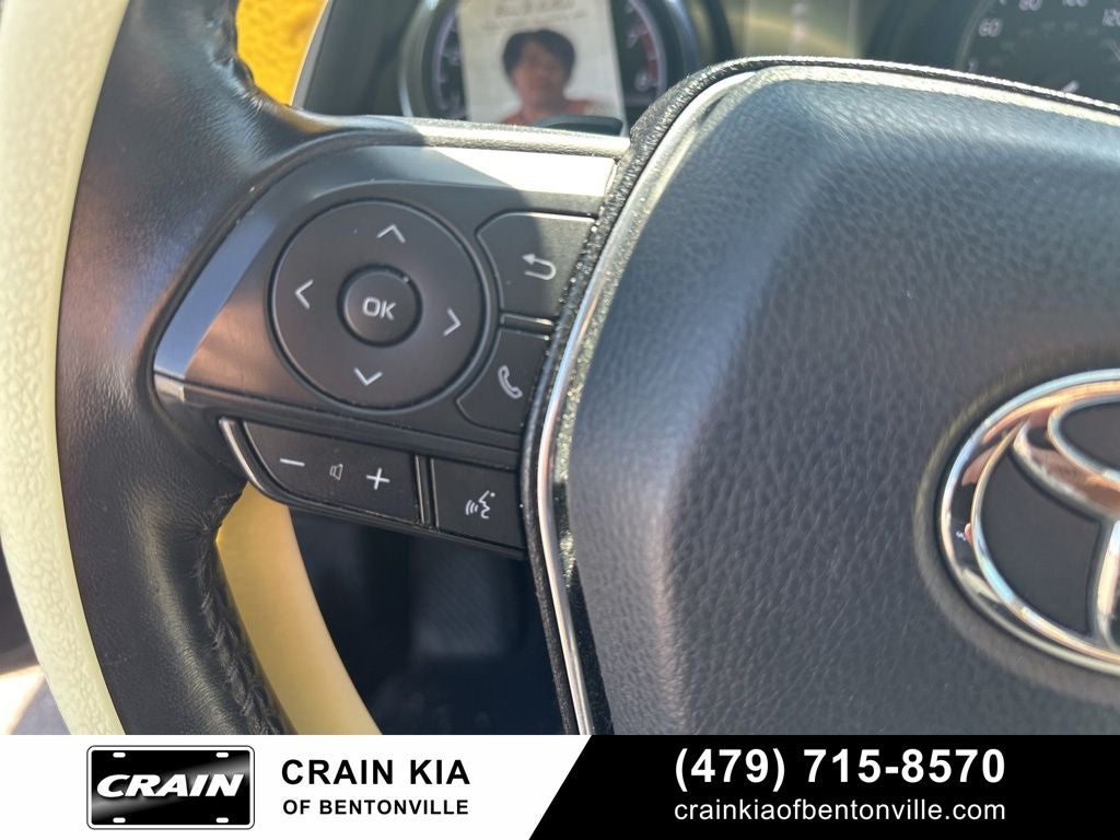 2020 Toyota Camry SE - CLEAN CARFAX / ONE OWNER