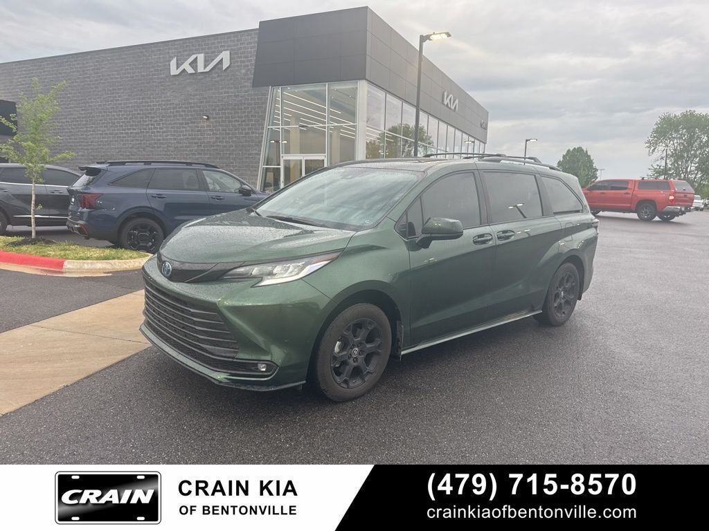 2025 Toyota Sienna Woodland Edition - AWD / DVD / SUNROOF