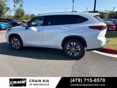 2022 Toyota Highlander XLE - SUNROOF / CLEAN CARFAX / ONE OWNER