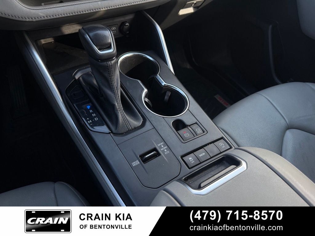 2022 Toyota Highlander XLE - CLEAN CARFAX / SUNROOF