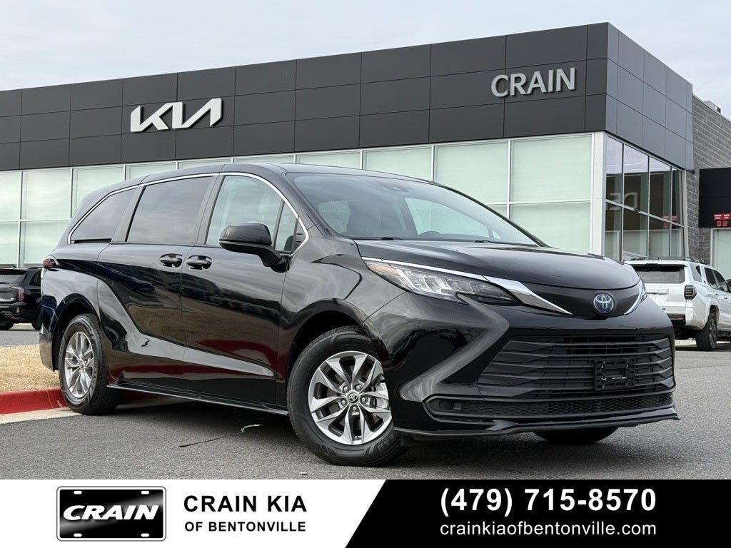 2022 Toyota Sienna LE 8 Passenger - CLEAN CARFAX
