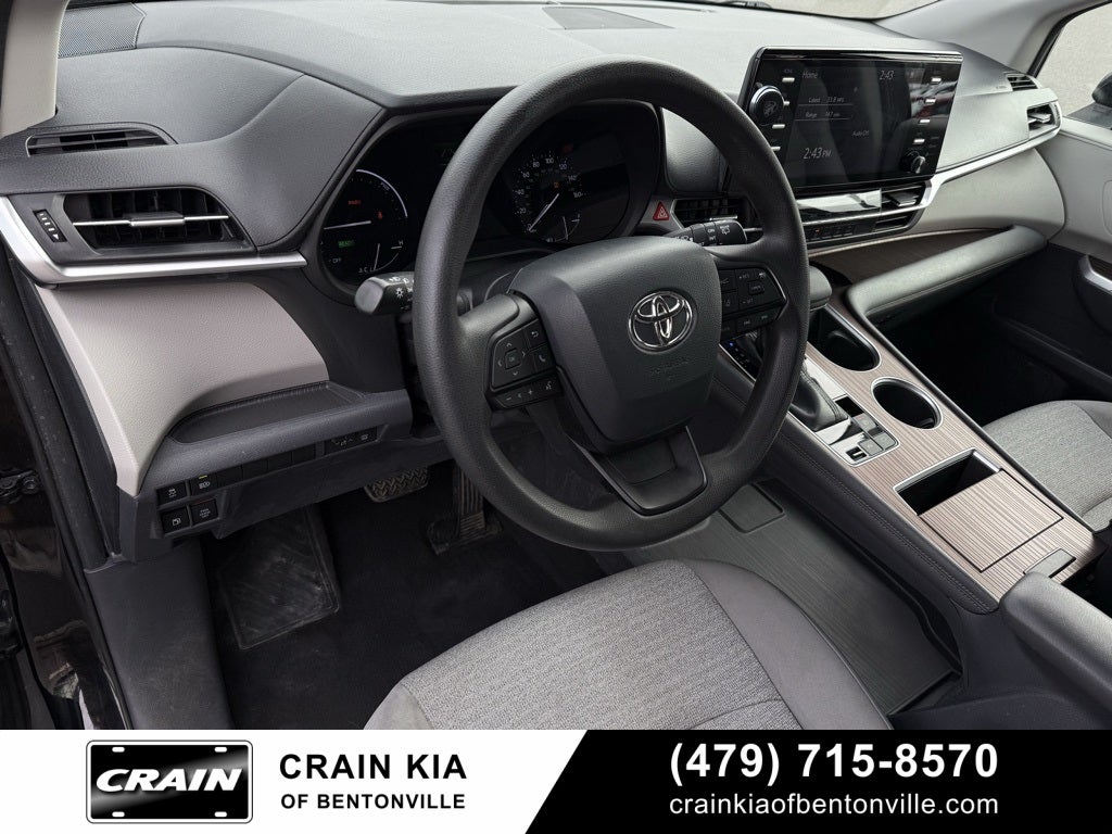 2022 Toyota Sienna LE 8 Passenger - CLEAN CARFAX