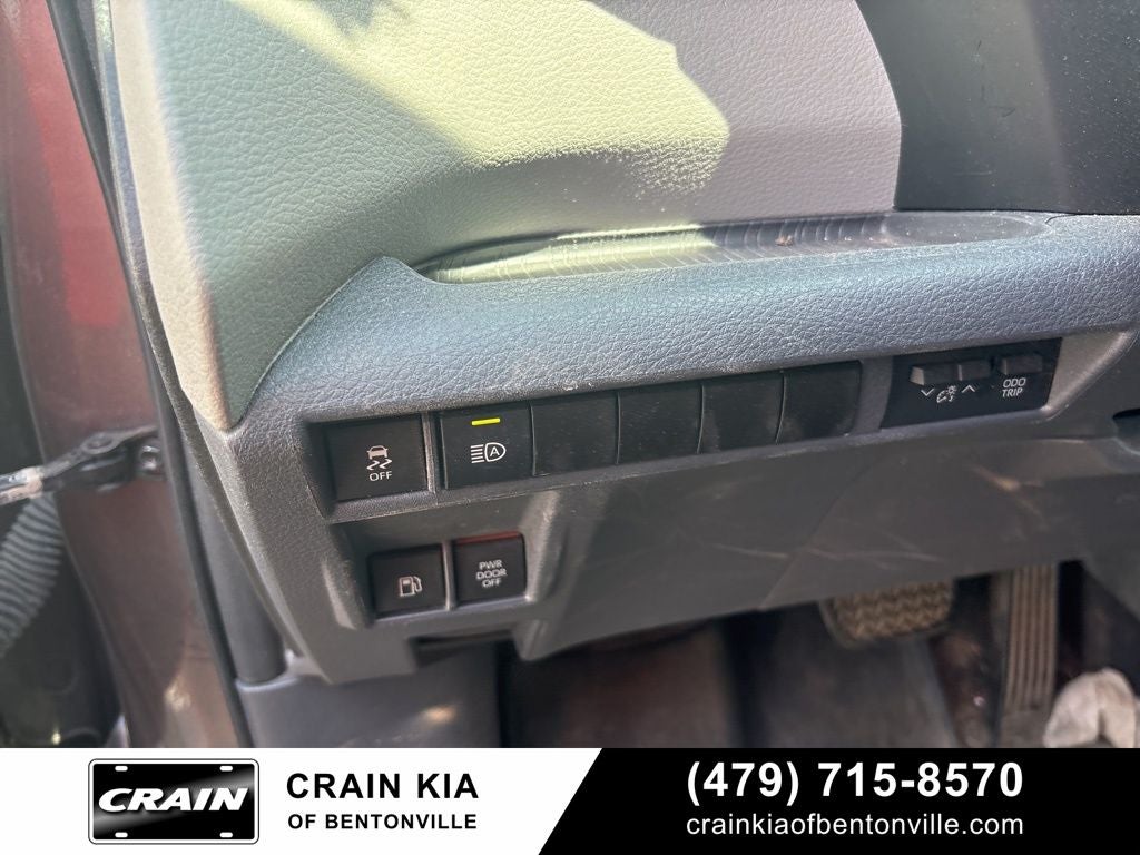 2021 Toyota Sienna XLE 8 Passenger / CLEAN CARFAX
