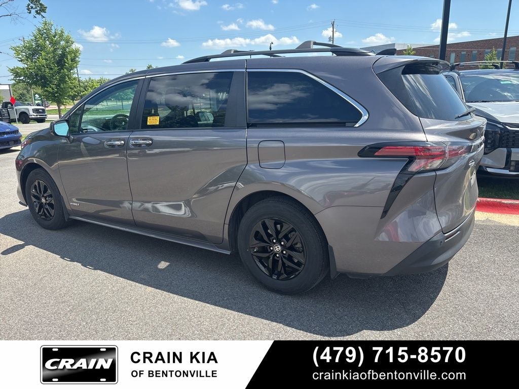 2021 Toyota Sienna XLE 8 Passenger / CLEAN CARFAX
