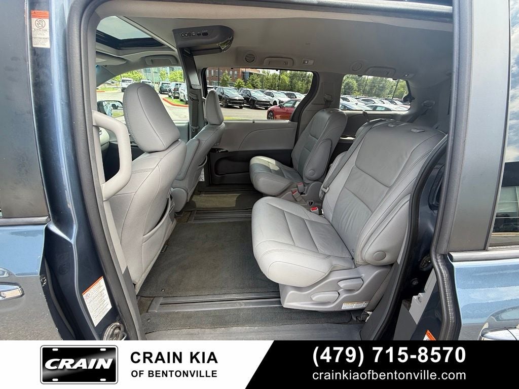 2017 Toyota Sienna XLE - SUNROOF / CLEAN CARFAX / LOW MILES!