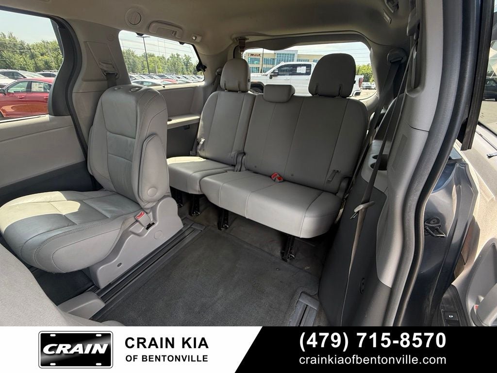 2017 Toyota Sienna XLE - SUNROOF / CLEAN CARFAX / LOW MILES!