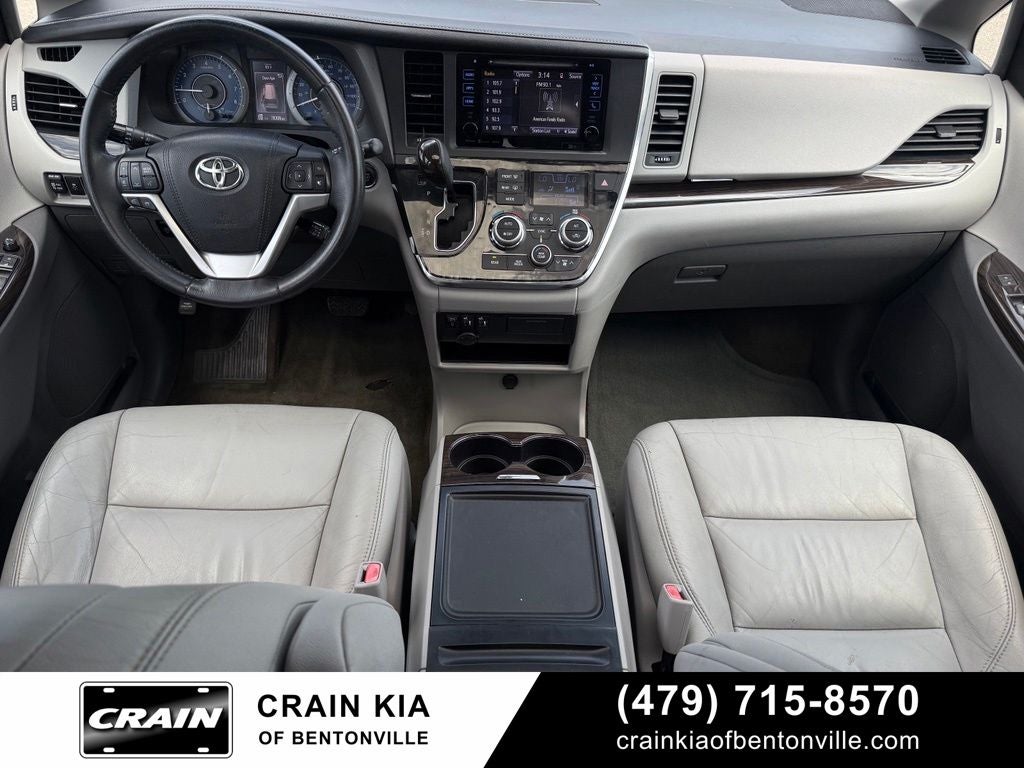 2017 Toyota Sienna XLE - SUNROOF / CLEAN CARFAX / LOW MILES!