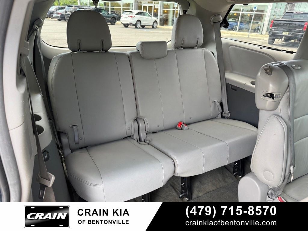 2017 Toyota Sienna XLE - SUNROOF / CLEAN CARFAX / LOW MILES!