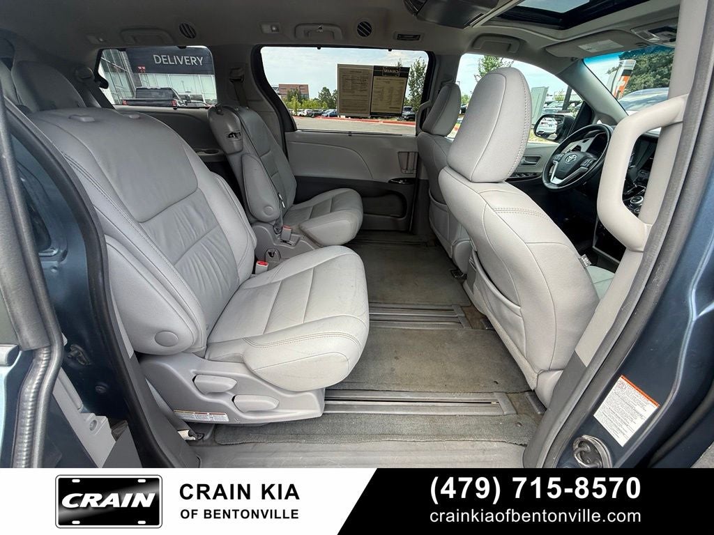 2017 Toyota Sienna XLE - SUNROOF / CLEAN CARFAX / LOW MILES!