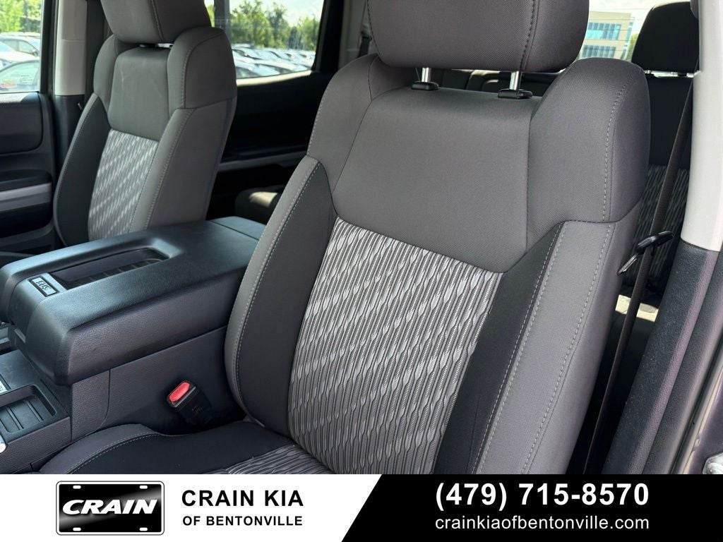 2018 Toyota Tundra SR5 - 4WD / CLEAN CARFAX HISTORY