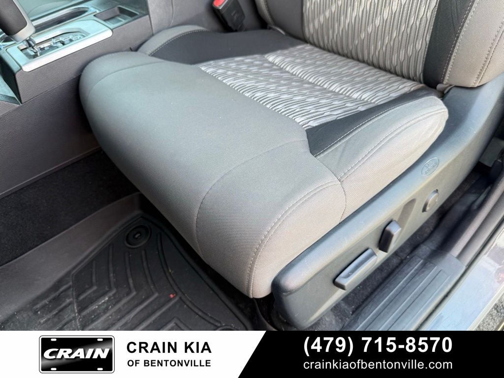 2018 Toyota Tundra SR5 - 4WD / CLEAN CARFAX HISTORY