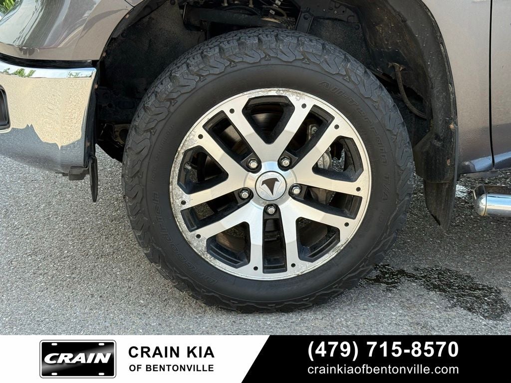 2018 Toyota Tundra SR5 - 4WD / CLEAN CARFAX HISTORY