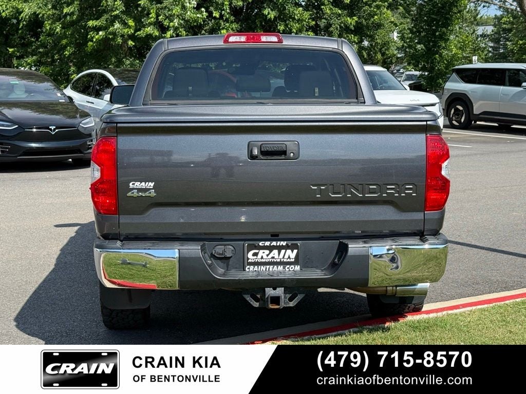 2018 Toyota Tundra SR5 - 4WD / CLEAN CARFAX HISTORY