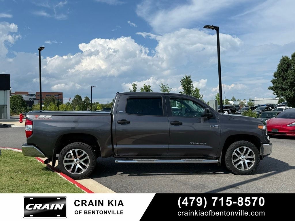 2018 Toyota Tundra SR5 - 4WD / CLEAN CARFAX HISTORY