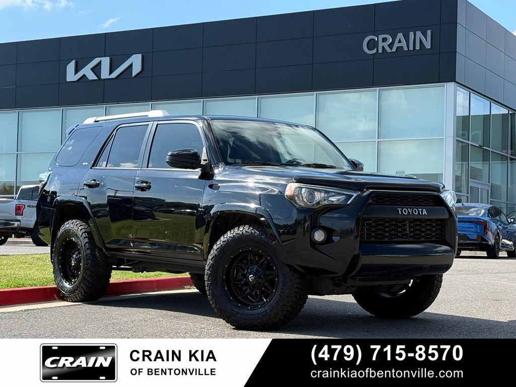 2017 Toyota 4Runner SR5 - 4WD / LIFTED!